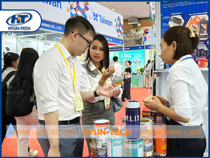 Tư Vấn Khách Tại Triển Lãm