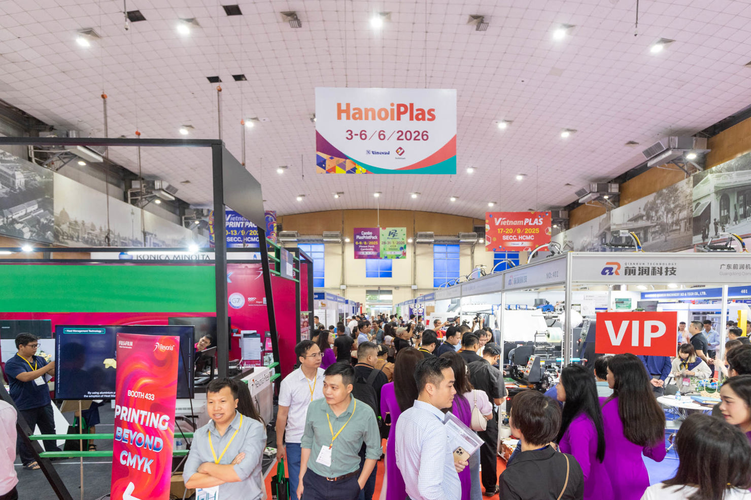 Đông đảo Khách Tham Quan Triển Lãm.